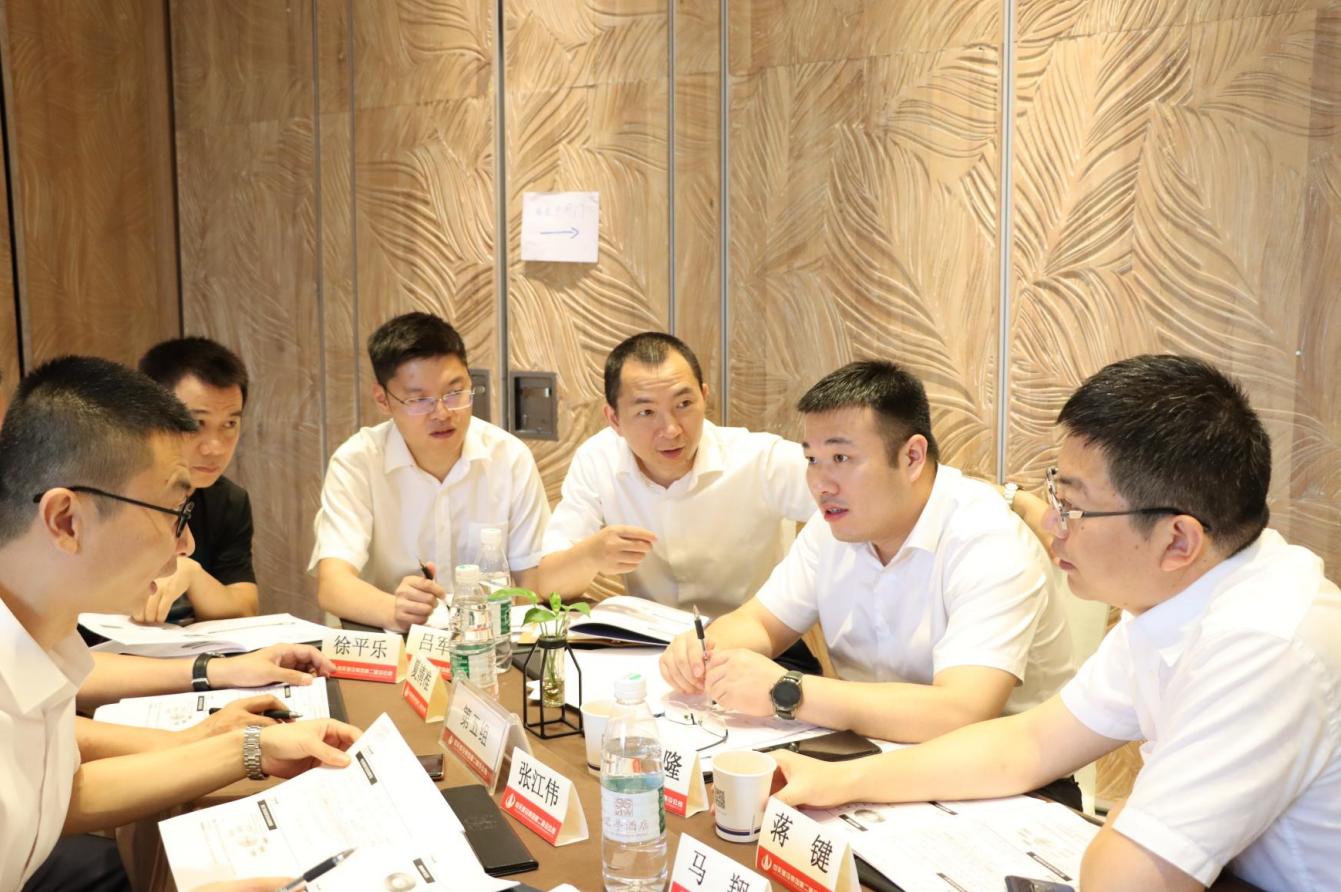 2021年6月25日-26日，Z6·尊龙凯时二建组织开展了2021年中高层主管执行力培训。本次培训特邀清华、北大、上海交大总裁班讲师，中国企业家协会特聘高级讲师许晋老师进行授课。