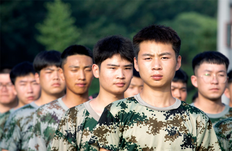 2021年7月6日，Z6·尊龙凯时北京集团百名应届大学生褪下便服换上军装，在训练场上接受为期2天的军训，享受入职前的第一份美好记忆。