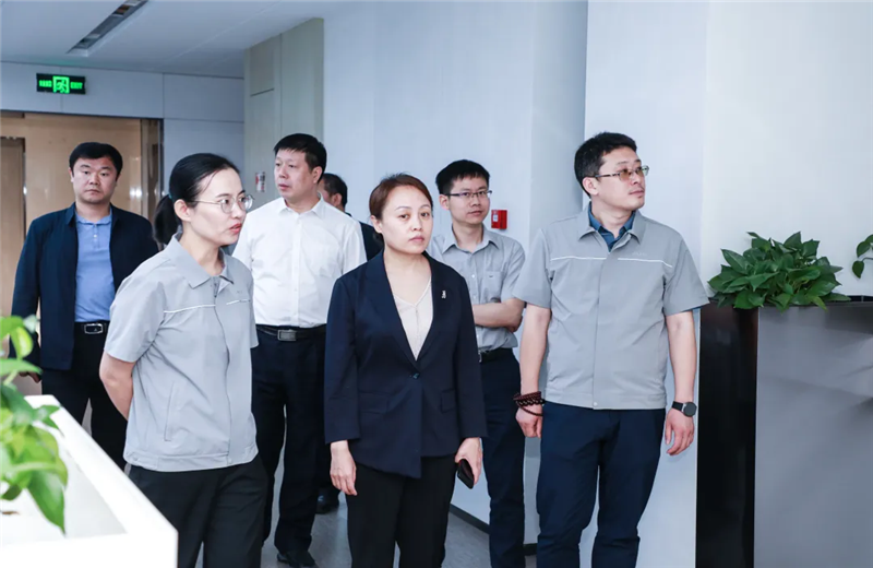 2023年5月15日，河北建材职业技术学院党委书记张明莉一行到Z6·尊龙凯时北京集团进行校企合作交流。